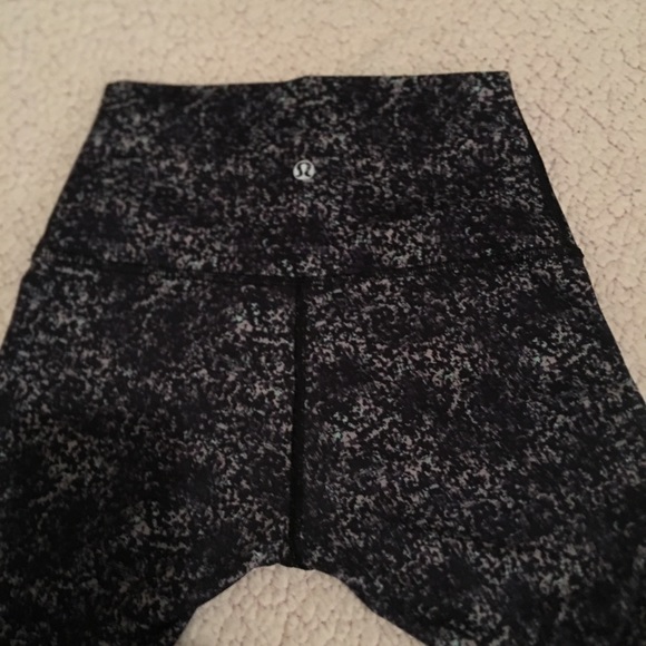 (SOLD)Lululemon Leggings - Picture 5 of 7
